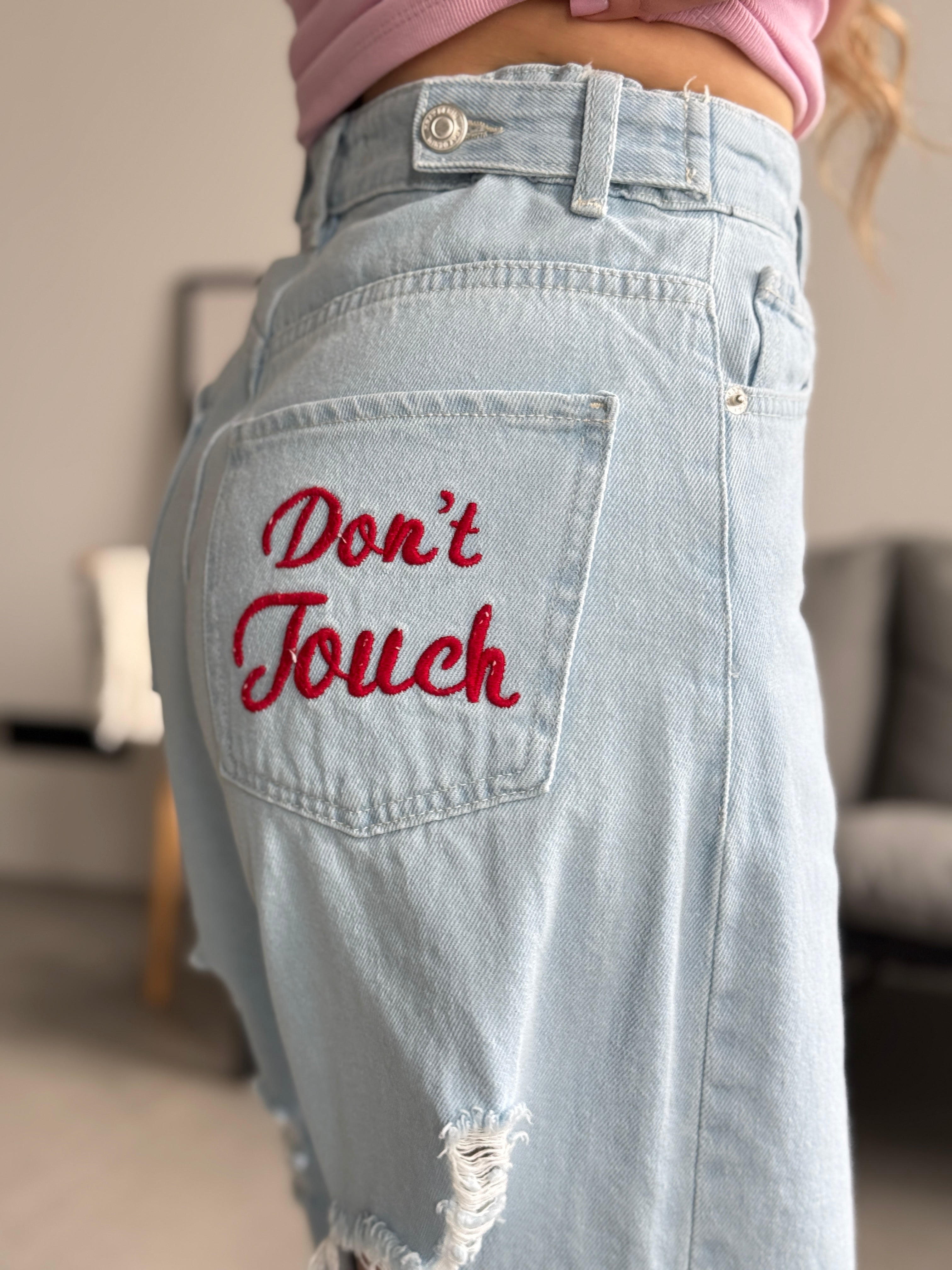 Джинси з нашивкою “DON’T TOUCH”